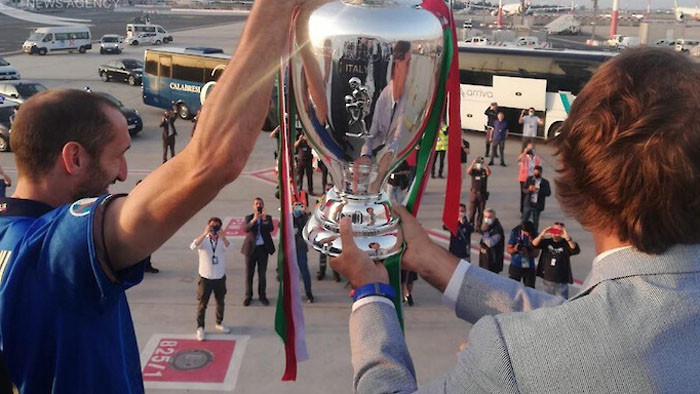 Капитанът на Италия Джорджо Киелини вдигна трофея към небето над